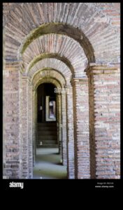 Architraves الأوريلي: السمات المعمارية في الأقواس الرومانية