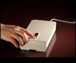 أمان بحجم الجيب: الإلكترونيات المحمولة الذكية لأنماط الحياة المحمية