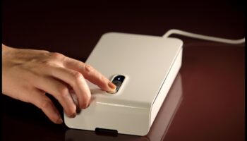 أمان بحجم الجيب: الإلكترونيات المحمولة الذكية لأنماط الحياة المحمية